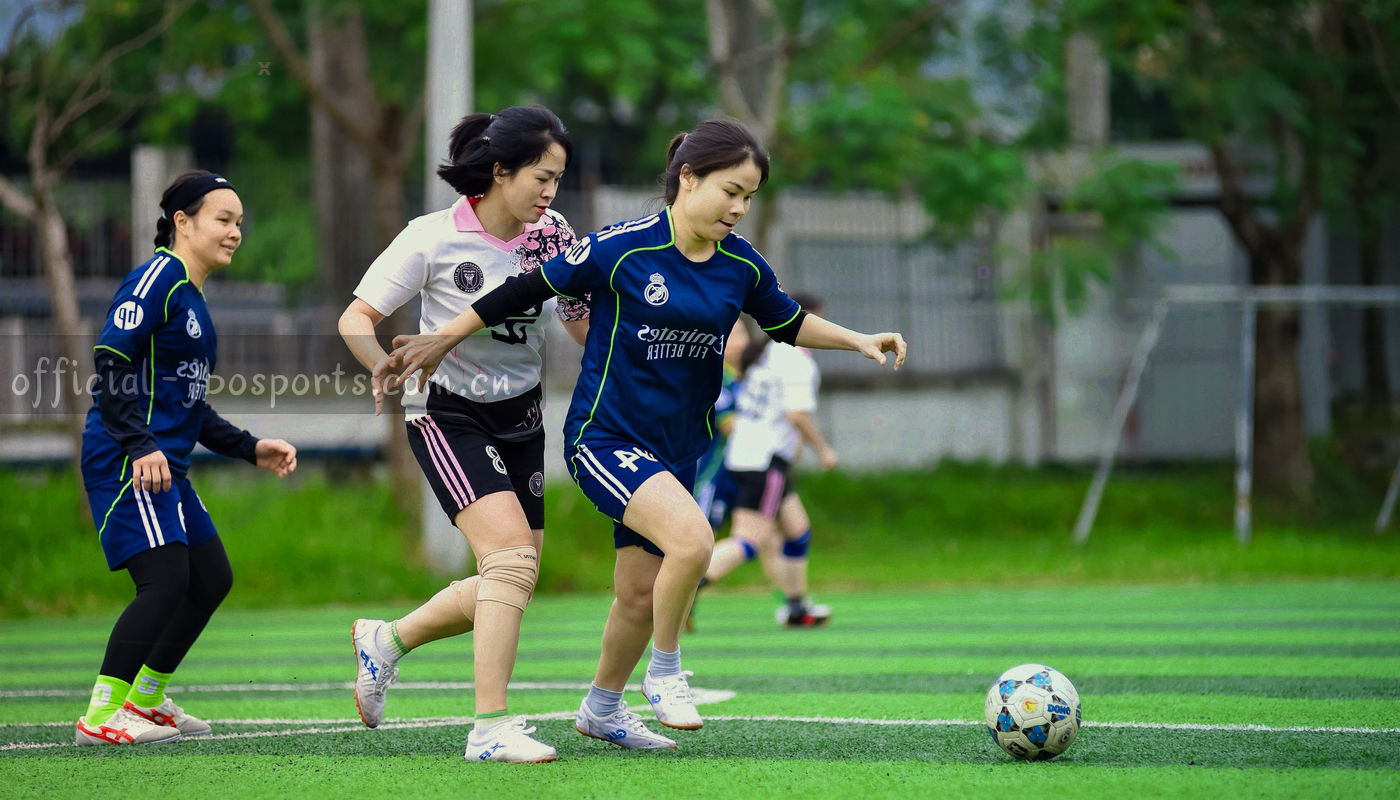 三条抽象服务通道从中心分向不同方向，橙色、青绿与银灰分别代表不同联系渠道